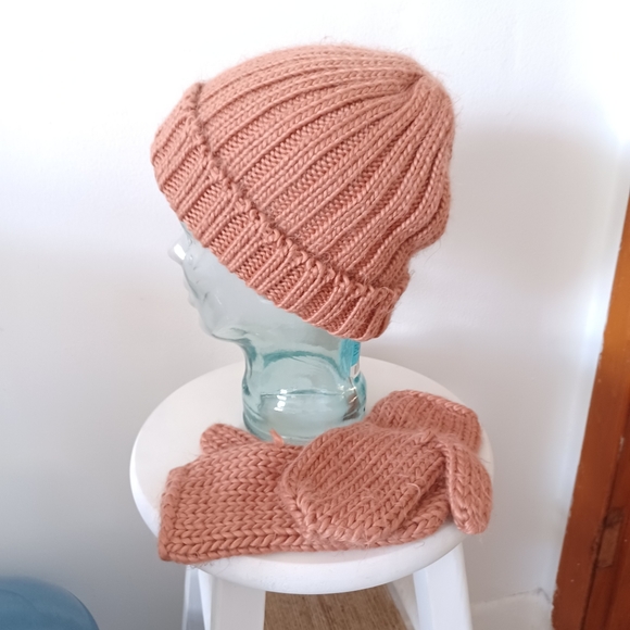 ⚡️SALE⚡️Vintage Handmade Rust Beanie/Toque Hat and Mittens Set - Picture 5 of 7